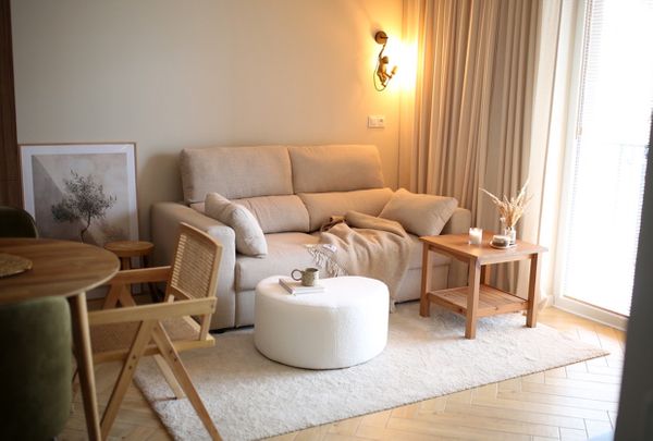 Sofa IKEA ESKILSTUNA i nowy puf od Miuform - jakie meble do małego salonu?