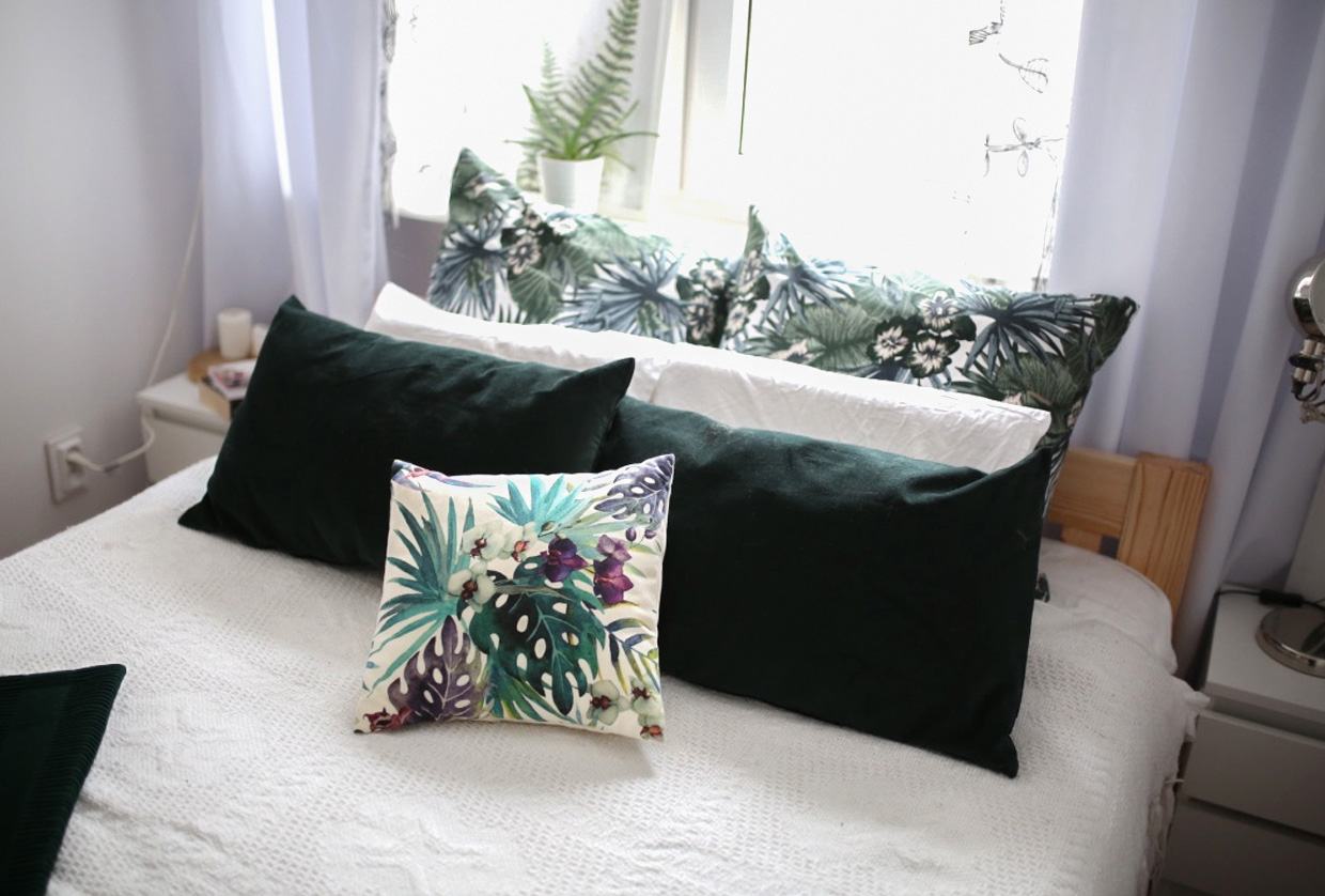 Metamorfoza wąskiej sypialni w bloku w odcieniach bieli, zieleni i drewna