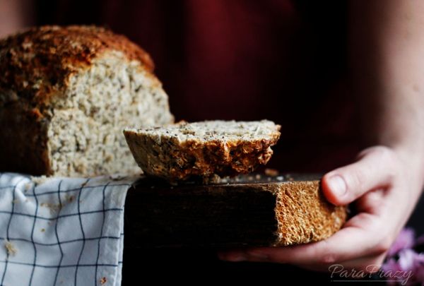 Razowy chleb z nasionami chia