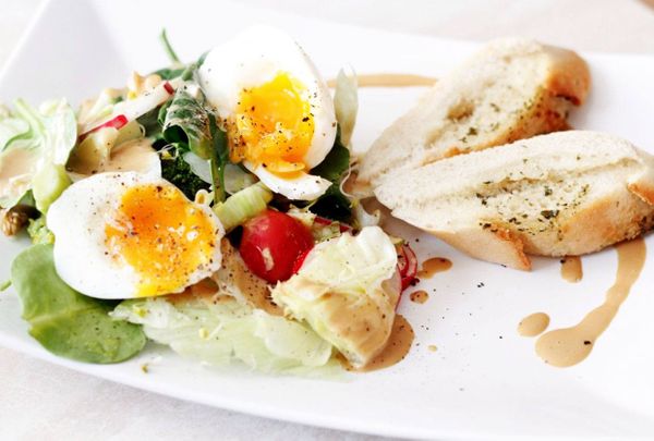 Pomysł na szybki obiad: lekka sałatka z jajkiem i bagietką